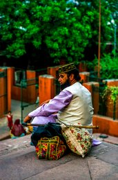 Architecture;-Bagages;-Barbe;-Calotte;-Delhi;-Homme;-Inde;-Islam;-Jama-Masjid;-Kaleidos;-Kaleidos-images;-La-parole-à-limage;-Mosquée;-Profil;-Sacs-de-voyage;-Stories-Pictures;-Tarek-Charara;-Vieux-Delhi